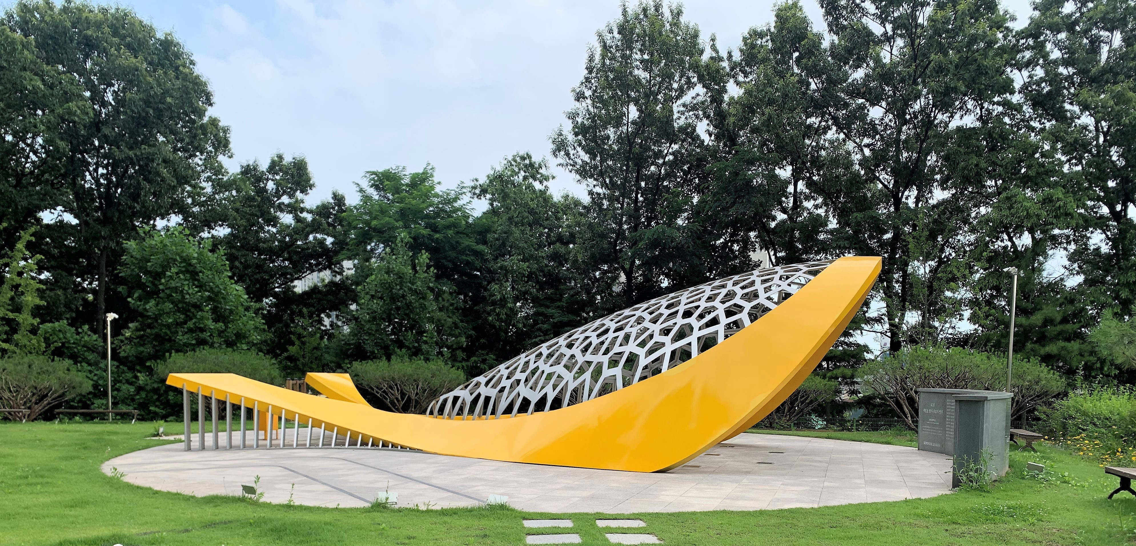 Whale sculpture memorial 
